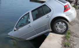 Un șofer a intrat cu mașina în lac încercînd să scape de Poliția din Comrat