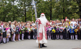 В Челябинске детей с 1 сентября поздравили Дед Мороз и Снегурочка ФОТО
