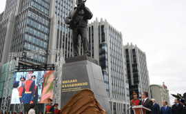 O statuie a inventatorului sovietic Mihail Kalașnikov inaugurată la Moscova