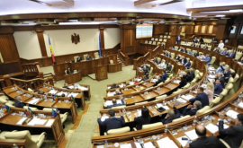 Noua sesiune parlamentară a început cu scîntei