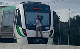 Un australian a călătorit agăţat de exteriorul unui tren VIDEO