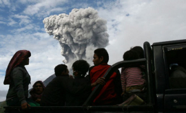 Locuitorii din Bali evacuați din cauza trezirii unui Vulcan VIDEO