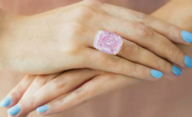 Cel mai mare diamant roz din lume scos la licitație
