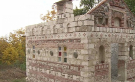 Un preot a construit cea mai mică biserică din Moldova 