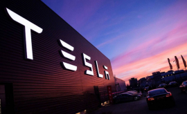 Tesla уволила несколько сотен сотрудников