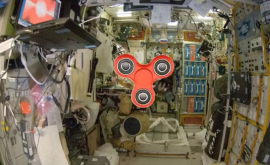 Astronauţii NASA testează un fidget spinner în spaţiu VIDEO
