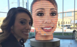 În SUA a apărut un cap gigantic pentru un selfie în format 3D VIDEO