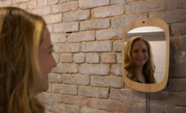 Появилось зеркало в котором отражаются только люди с улыбкой ВИДЕО