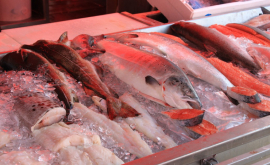 Un supermarket a scos în vînzare peşte stricat