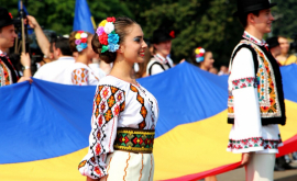 Costume naționale în dar de la familia președintelui Igor Dodon