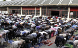 Мусульманам во Франции могут запретить молиться на улицах
