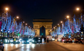 Париж погрузился в огни Рождества ВИДЕО