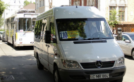 Șoferul unui microbuz din Chișinău a blocat ușile și sa dus cu toți pasagerii la poliție 