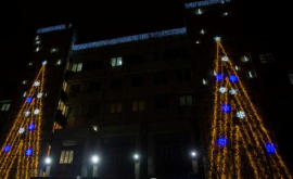 На здании ApăCanal Chişinău включили праздничное освещение
