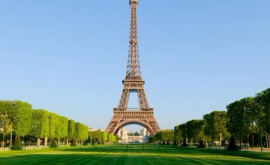 Парижская мэрия хочет положить конец очередям в Эйфелеву башню