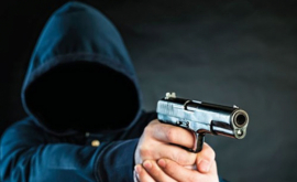 Farmacista amenințată cu pistolul de tînărul de 19 ani cere poliției să nul pedepsească