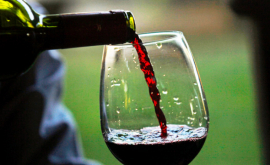 De ce este bine să bei cîte un pahar de vin roşu înainte de culcare