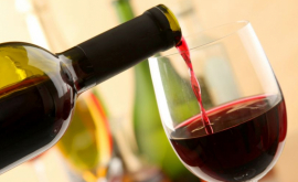 Un studiu arată că oamenii beau mai mult vin ca acum 300 de ani 