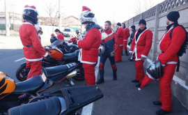 Байкеры нарядились в костюмы Дедов Морозов и поздравили детей из столицы 