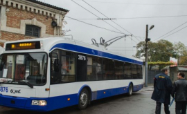 В Кишиневе огромной трубой выбило двери троллейбуса ВИДЕОФОТО