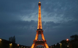 В Париже изза ураганного ветра закрыли Эйфелеву башню
