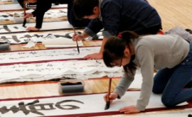 Elevi de toate vîrstele au participat la concursul anual de caligrafie din Tokyo
