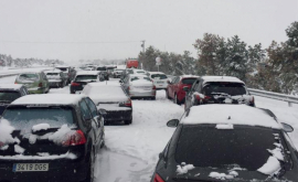 Тысячи машин заблокированы на дорогах Испании изза снегопада