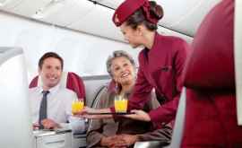 Стюардессы назвали напиток который не следует пить в самолете