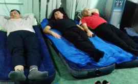 Голодовка в Бельцах Местные избранники спали в примэрии на надувных матрасах ФОТО