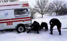 Машина скорой помощи с младенцем застряла в снегу ФОТОВИДЕО