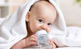 De ce nu trebuie să le dăm bebeluşilor să bea apă