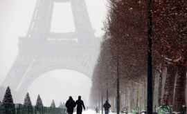 Снегопад обрушился на Париж 