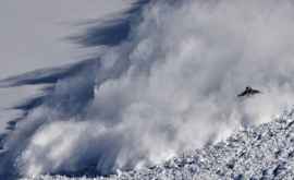 Avalanşă în Munţii Vrancei Un grup de turişti a fost surprins de valul de zăpadă