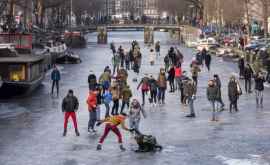 Любители покататься на коньках взяли штурмом амстердамские каналы