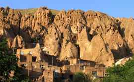 Satul săpat în piatră din Iran care oferă imagini de poveste FOTOVIDEO