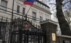 Diplomaţi ruşi expulzaţi părăsesc ambasada de la Londra VIDEO