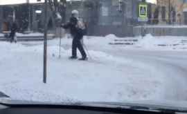Житель столицы катается на лыжах по тротуарам города ВИДЕО