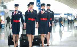 Гонконгским стюардессам разрешили сменить юбки на брюки
