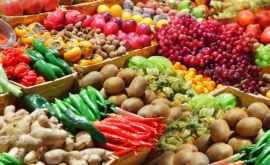 Fructe păstrate în condiţii insalubre depistate pe tarabele din Piaţa Centrală