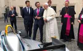 O maşină binecuvîntată de Papa Francisc la Vatican VIDEO
