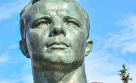 Неизвестные осквернили памятник Юрию Гагарину в Кишиневе ФОТО