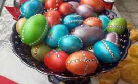Ouă încrustate cu pietre Swarovski și alte bunătăți pregătite de romii din Soroca