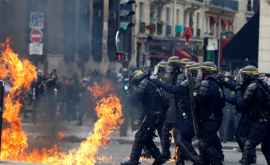 Протесты в Париже переросли в столкновения с полицией есть пострадавшие