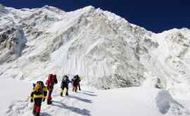 Muntele Everest plin de deșeuri Cîte tone au fost strînse