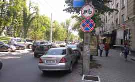Nici indicatoarele rutiere nui împiedică pe şoferi să parcheze pe trotuare FOTO
