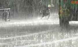 Este incredibil ce făcea un bărbat în ploaie pe străzile capitalei VIDEO