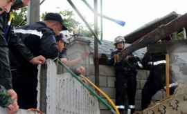 Salvatorii au intervenit la deblocarea unui bărbat prins sub peretele unei case FOTO 