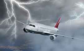 Молния ударила в пассажирский самолёт в аэропорту Цюриха ФОТО