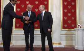 Vladimir Putin ia înmînat emirului Qatarului titlul de gazdă al Mondialului