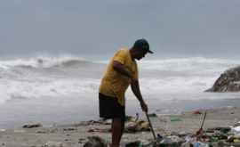 Imagini șocante Marea acoperită de un strat de deșeuri VIDEO